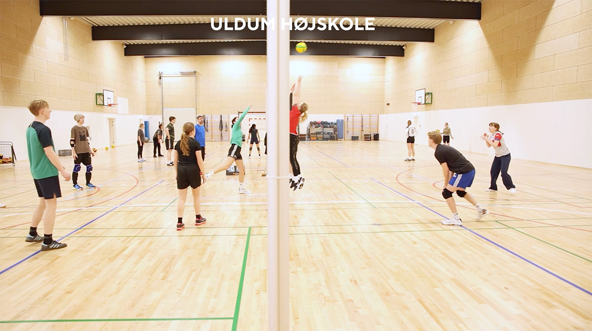 Højskole-i fritiden kan du fx spille volleyball i vores hal