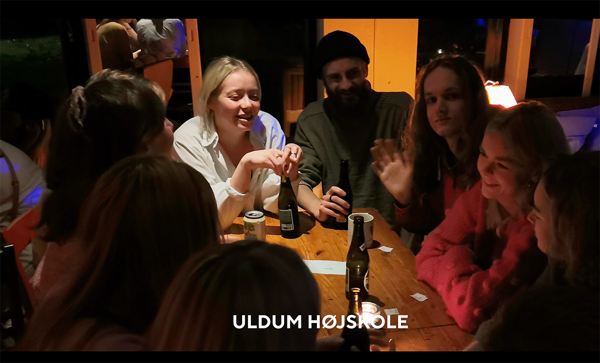 Cafeen på højskolen med masser af feest og hygge