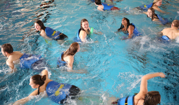 I aquafitness bruger vi svømmehallen til andet end at svømme i.