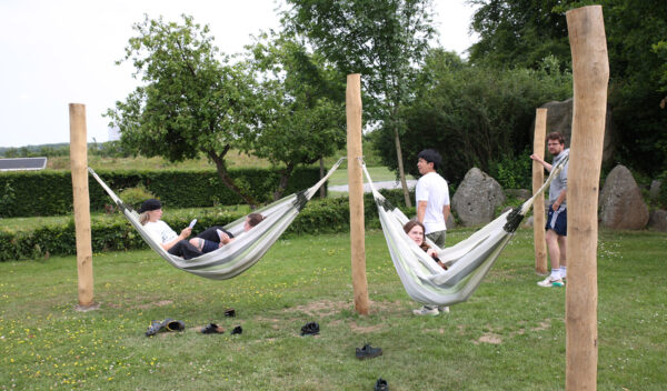 På højskolen kan du vælge design- og projektfag. Her vælger du selv et projekt som munder ud i noget konkret - som fx hængkøjer i vores have.