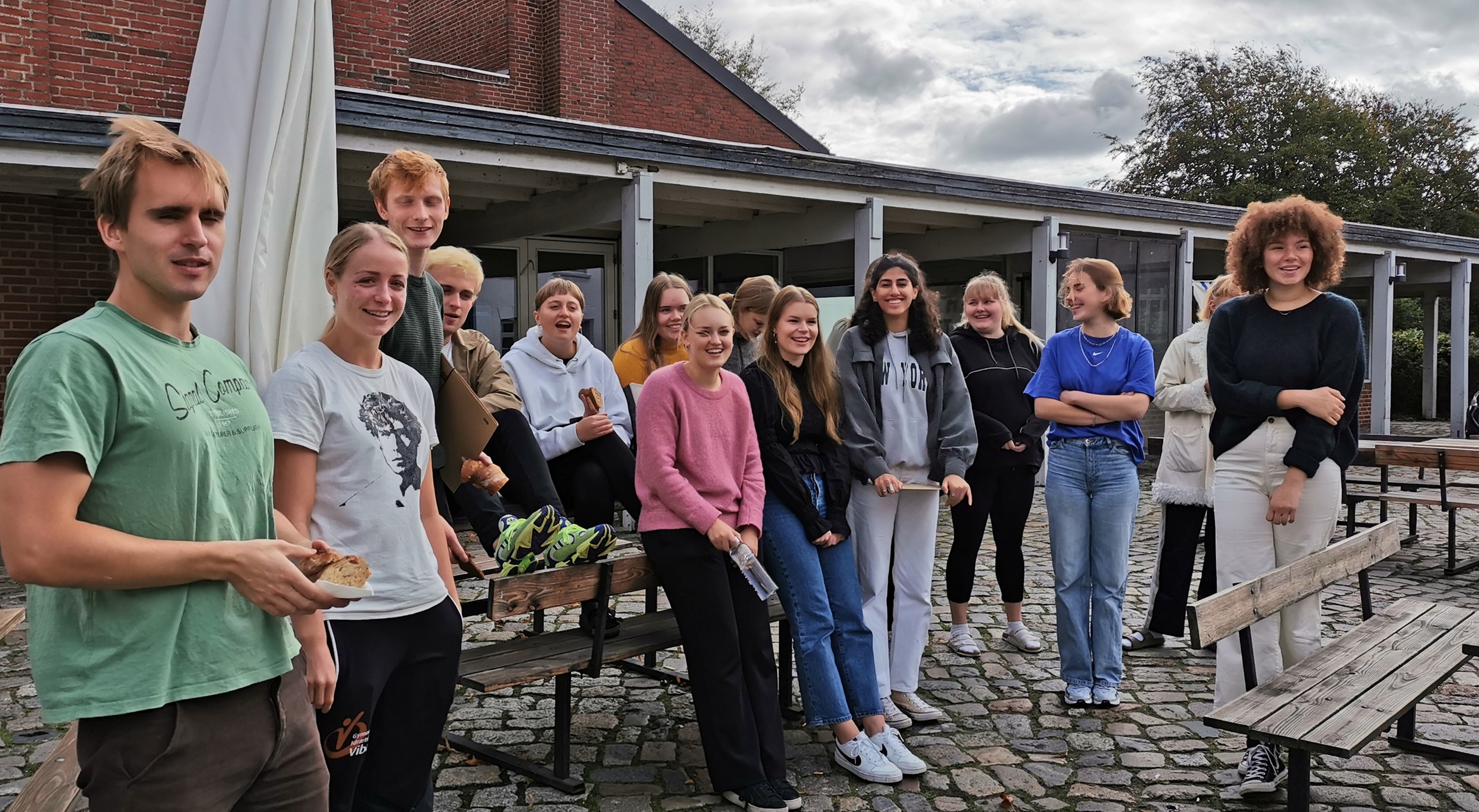 Elever i gården ved indgangen til gymnastiksalen, pejsestuen og Langeborg.