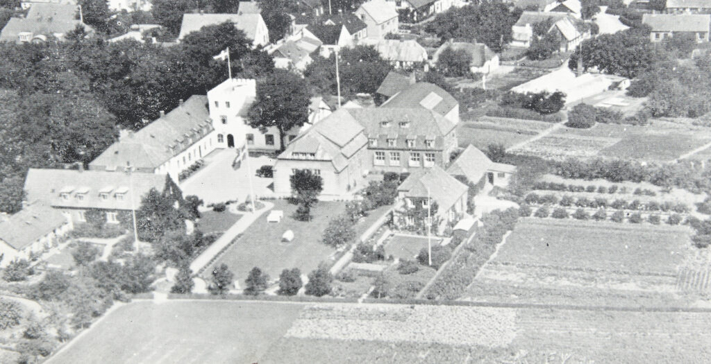 Luftfoto af Uldum Højskole fra før 1966