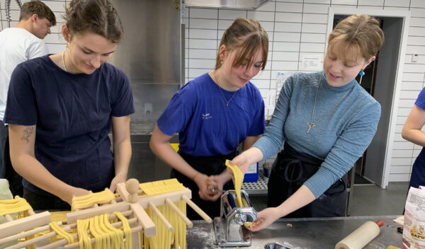 Faget madlavning på højskolen er først og fremmest et praktisk fag.