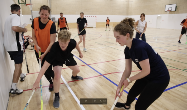 Prøv en masse forskellige sport med slagspil som fx hockey, badminton, softball, spike ball mm.