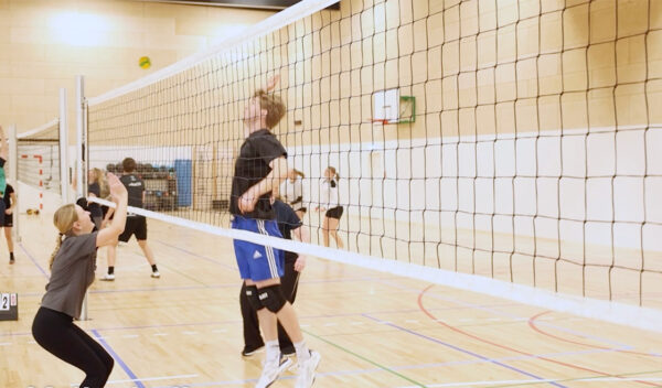 Spil en masse Volleyball på højskole. Væg det som højskolefag på Uldum Højskole